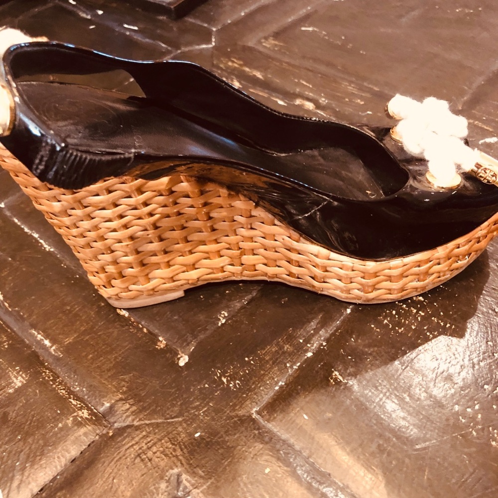 Size 8 Tory Burch wedges in black patent - Picture 6 of 7